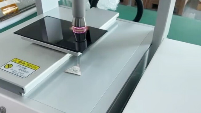 液晶显示模组偏光片91视频下载地址清洗提高后续粘接性能